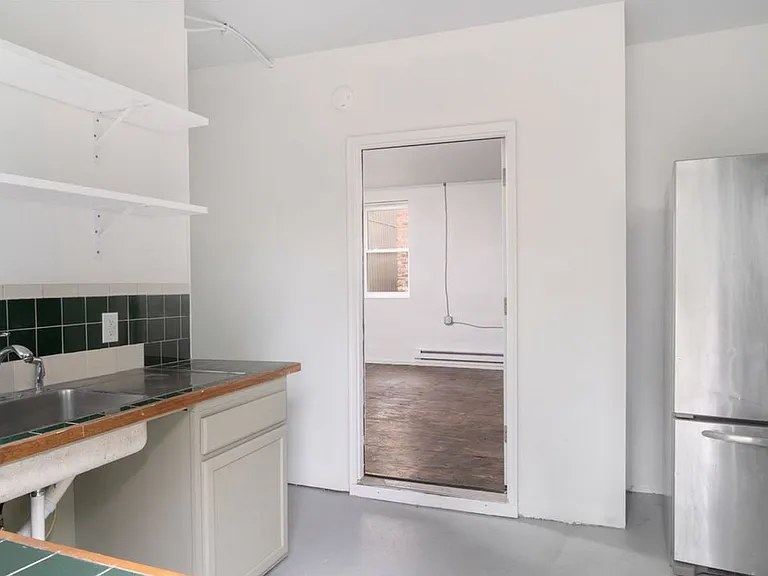 825 Columbia St — Photo 9
