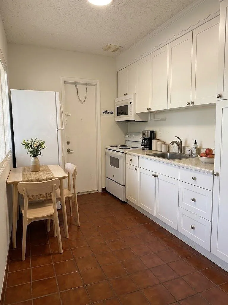 2 bed, 1.0 bath, 1612 sqft, $2,100 — Photo 3