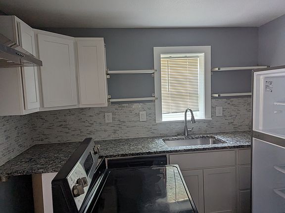 4th image of 2028 We Roberts St