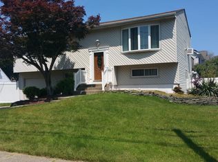 3 Birchdale Dr, Holbrook, NY 11741