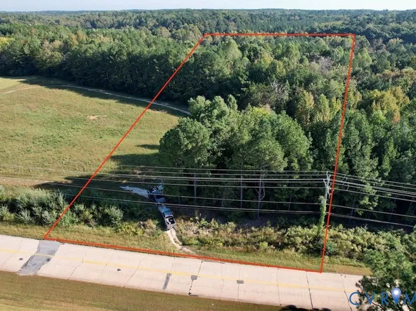 1079 W Entrance Rd, Blackstone, VA 23824