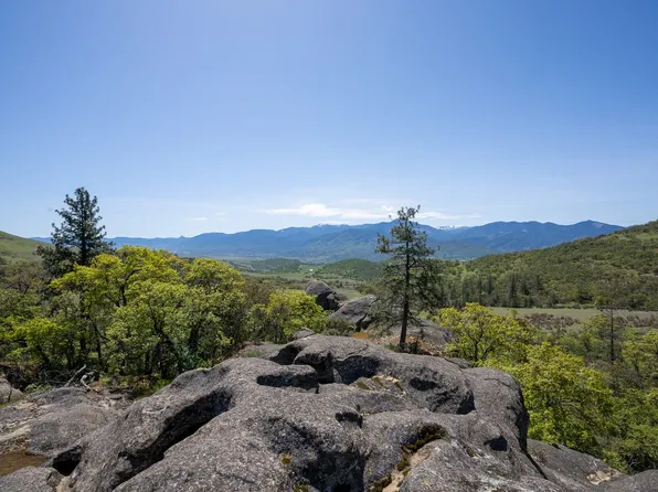 2455 Terri Dr, Medford, OR 97504