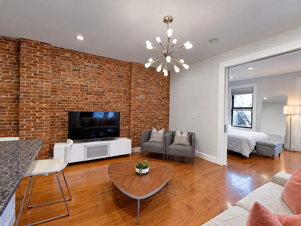160 Wadsworth Ave #402
