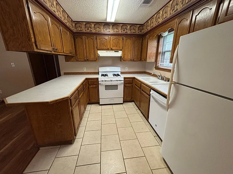 1419 N Pittsburg Ave — Photo 3