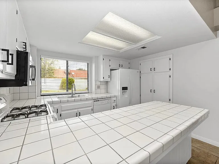 9200 Hoxie Ct — Photo 10