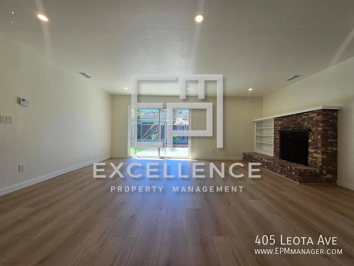 Newly Remodeled Home - Kitchen, floors, paint, everything new! Spacious yard & pets negotiable! — Photo 4
