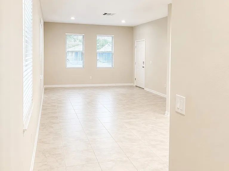 1719 Chatsworth Cir — Photo 3