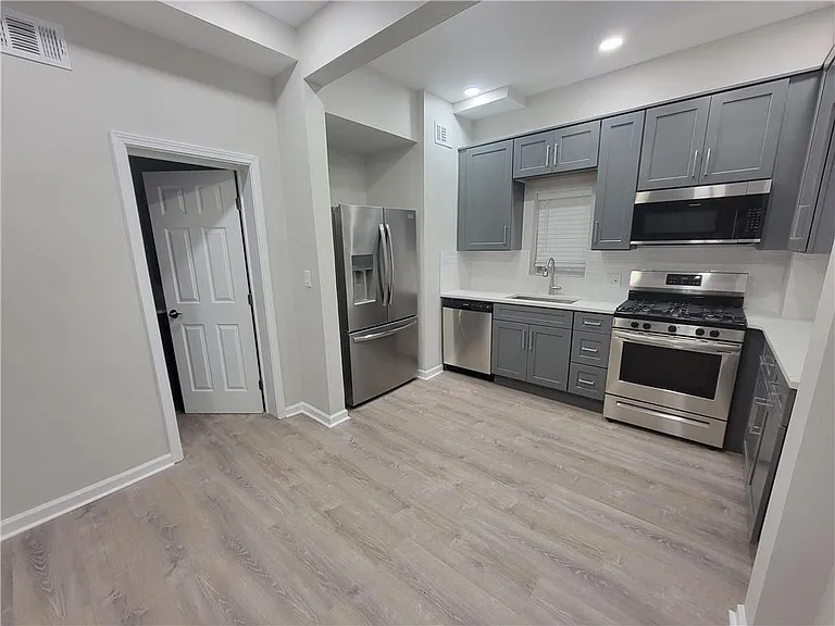 1896 Ridgewood Dr #5 — Photo 2