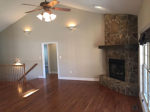 3rd image of 122 Autumn View Dr