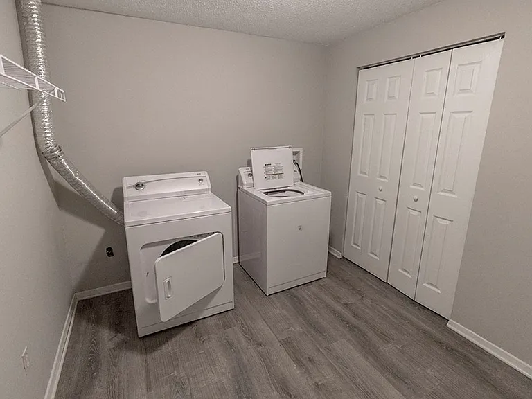 215 Wheaton Ct — Photo 29