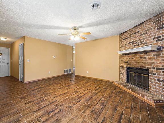 4th image of 2415 W Meadow Dr