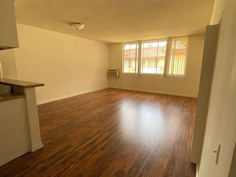 400 S Harvard Blvd — Photo 7