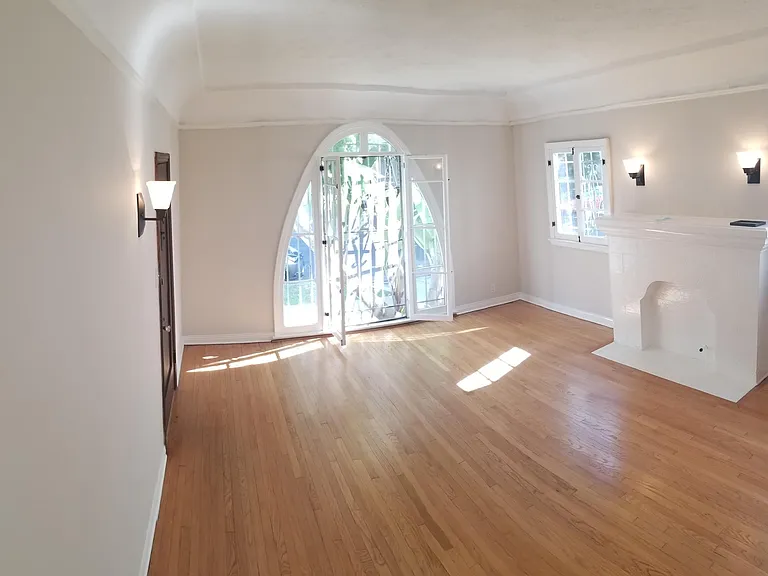 341 N Curson Ave — Photo 2