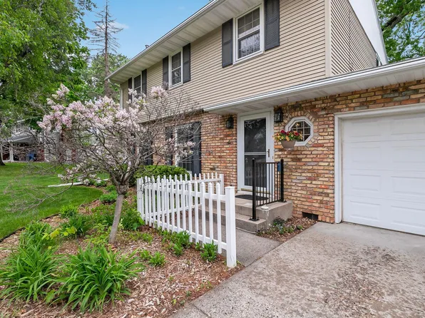 1020 W 107th St, Bloomington, MN 55431