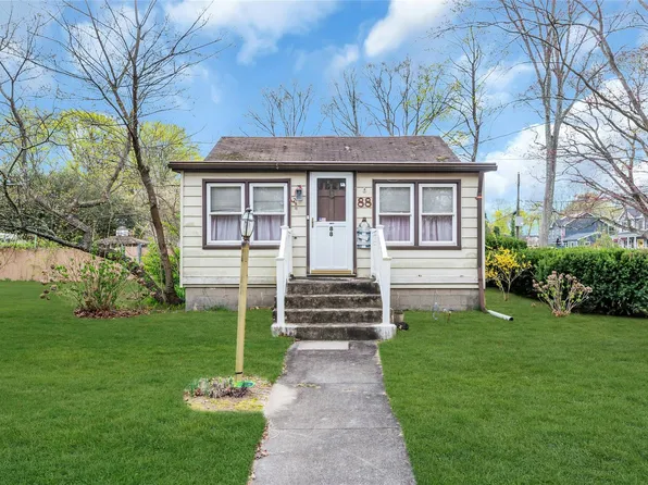88 Washburn Street, Lake Grove, NY 11755