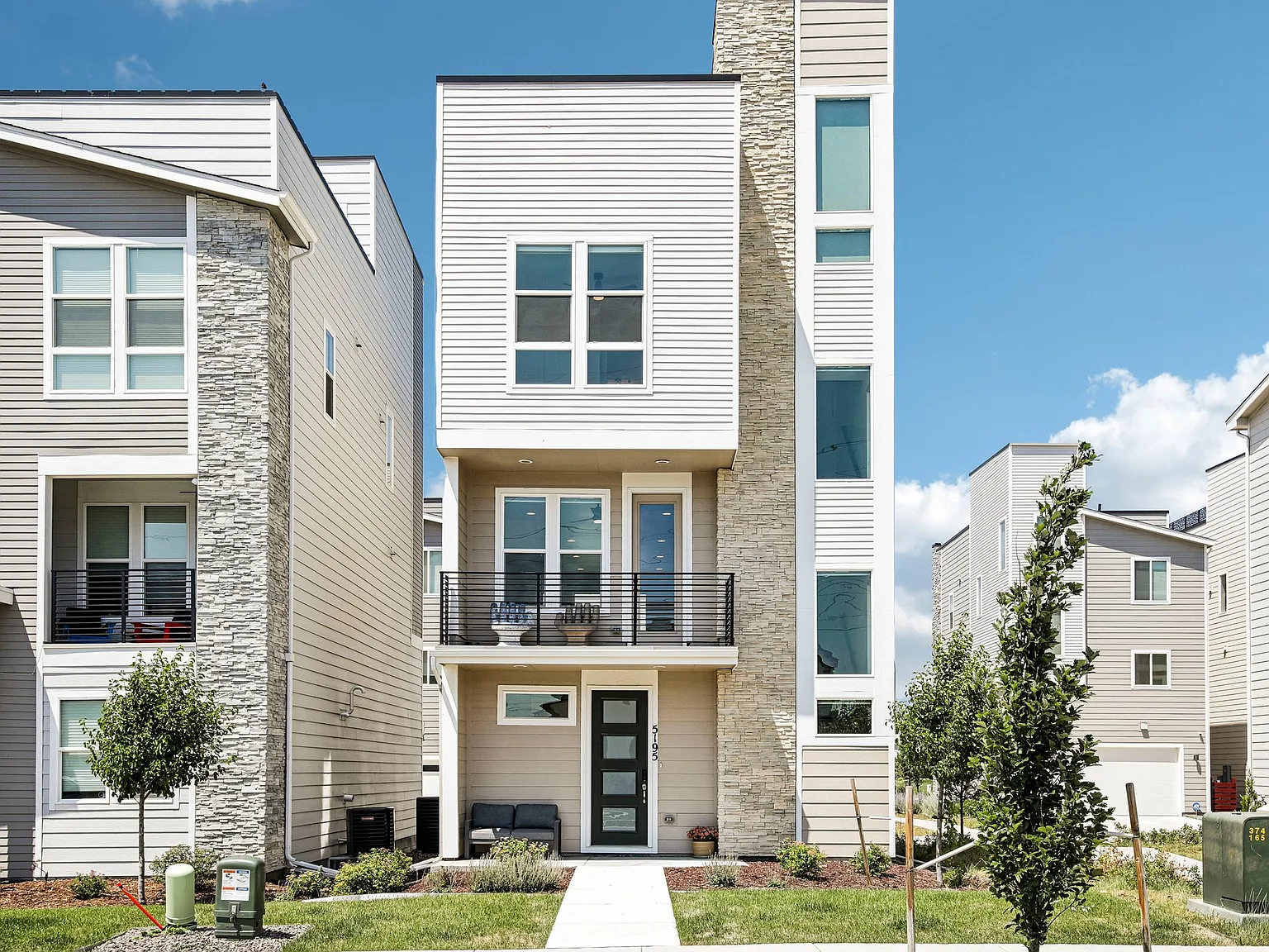 2 bed, 2.5 bath, 1840 sqft, $3,600 — Photo 1