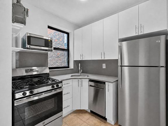 4th image of 631 E 11th St #24