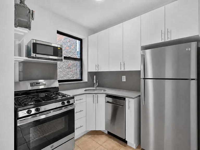 631 E 11th St #24 — Photo 4