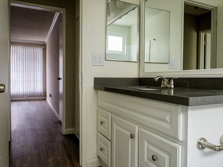 Tustin Villas — Photo 10