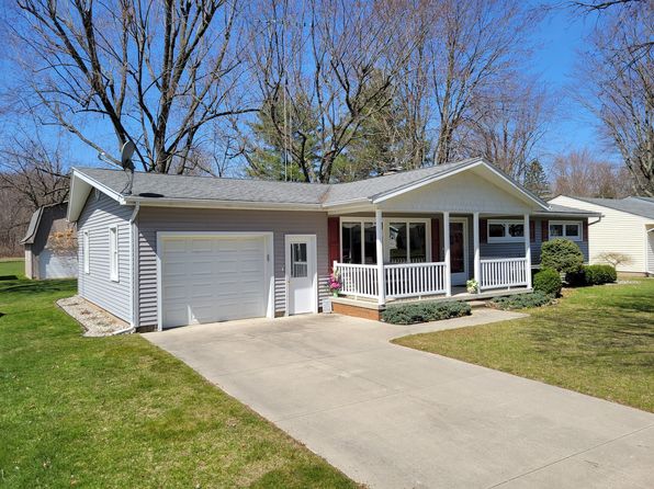 42 S Flower St, Croswell, MI 48422