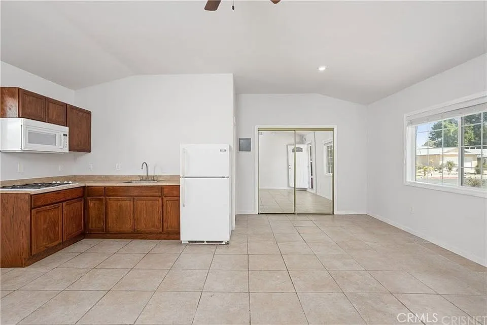 Studio, 450 sqft, $1,599 — Photo 2