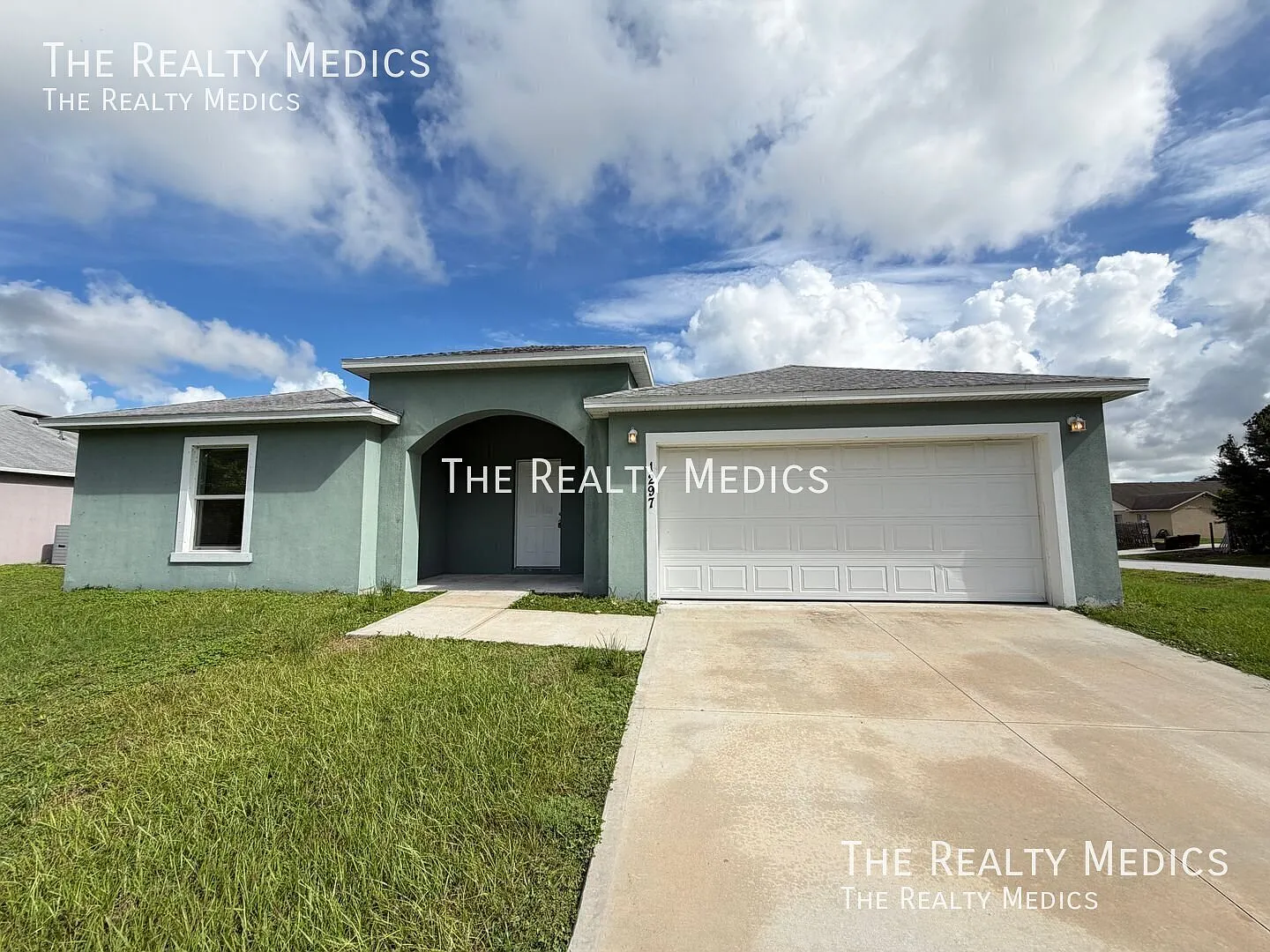 Modern 4 Bedroom Palm Bay Home No Carpet! — Photo 2