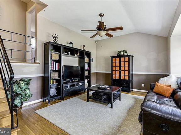 4th image of 1403 Essex Dr