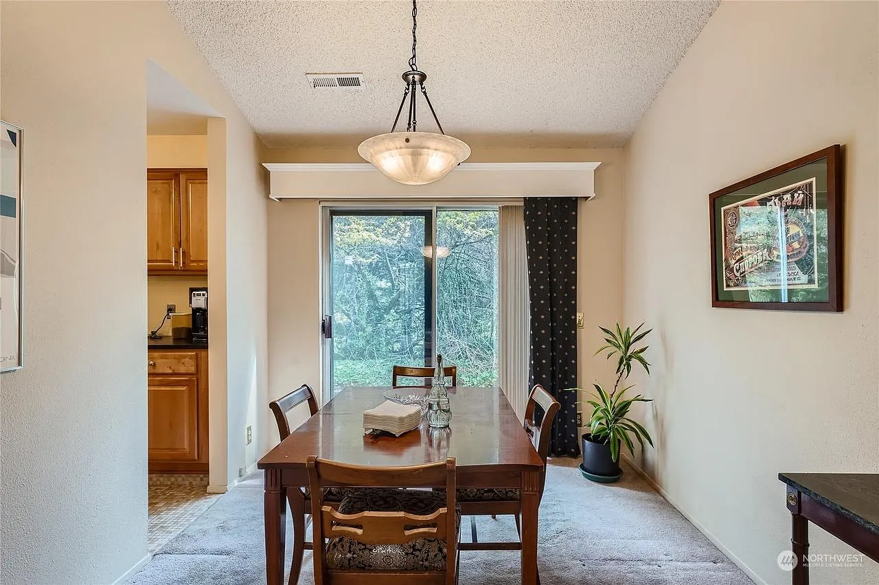 3 bed, 1382 sqft, $3,220 — Photo 4