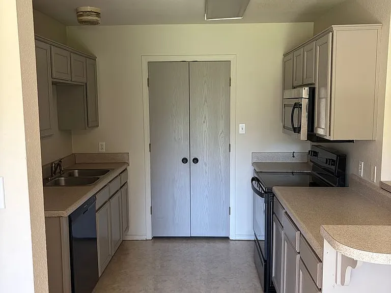 1075 Grinnel Cir — Photo 9