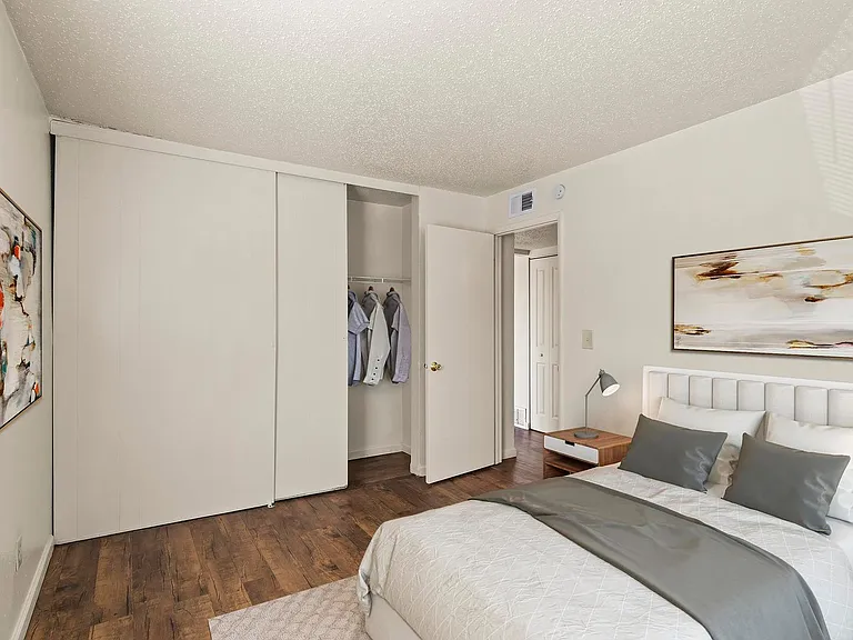 Westport Crossing Apartments — Photo 36