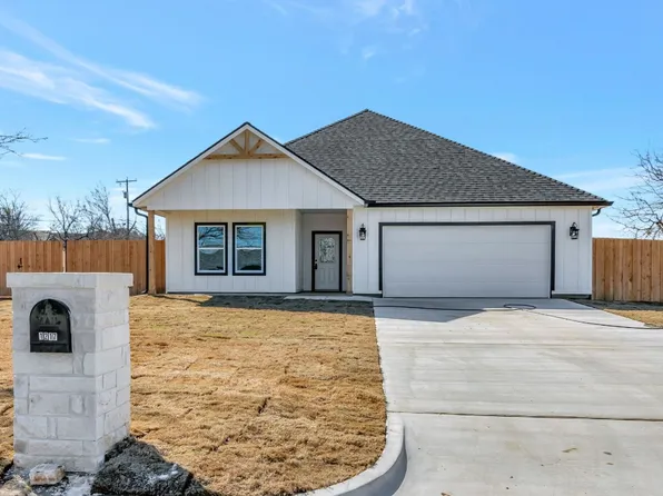 1217 W Archer St, Jacksboro, TX 76458