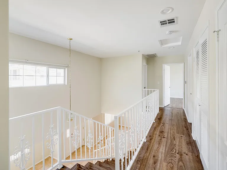 1011 Thompson Ave #C — Photo 12