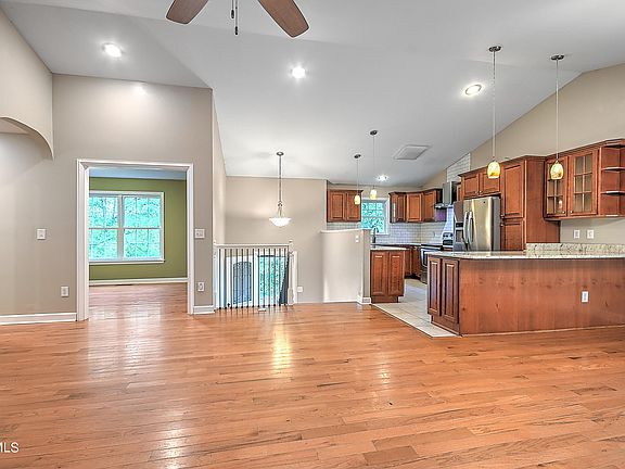 3rd image of 1010 Vance Dr
