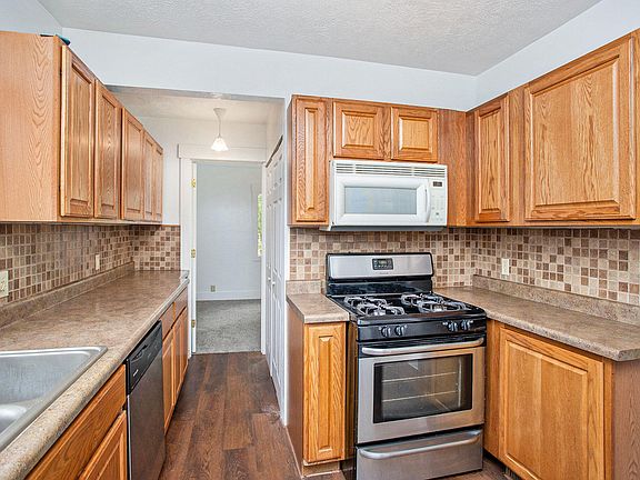 2nd image of 212 Burnham St W
