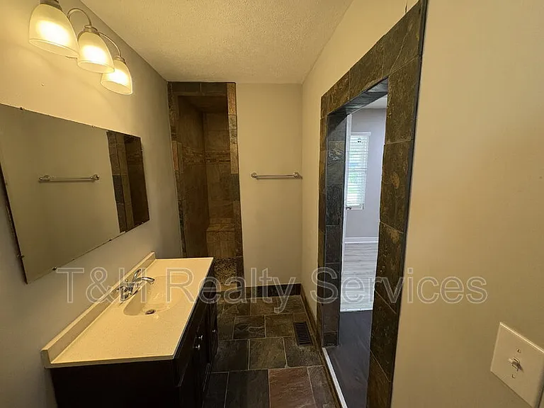 604 W 4th St — Photo 13