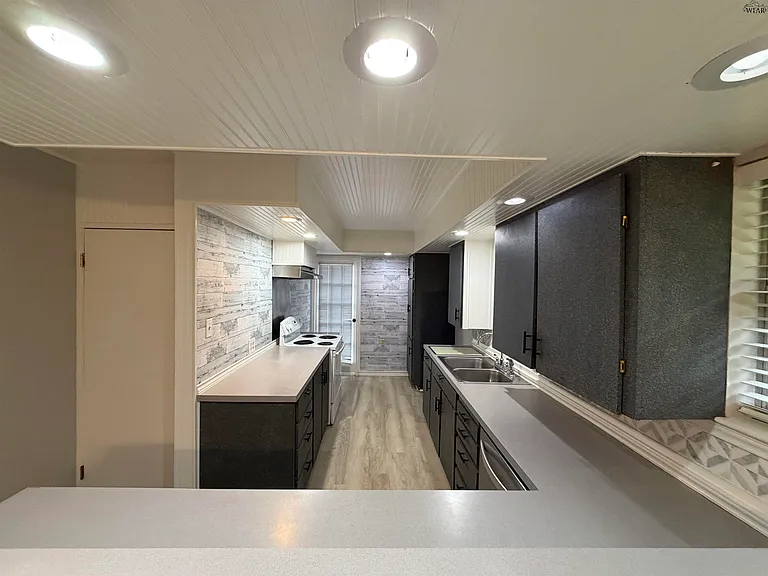 4836 Lovers Ln — Photo 6