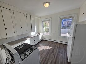 206 Adelaide Ave 1stFlr 2B/1B PrivEntry DblParlor GreatLocale! CatsOK, 1