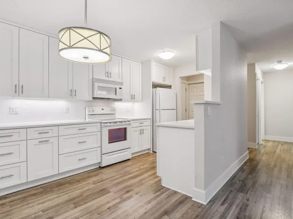205 Barry Ave S APT 219, Wayzata, MN 55391