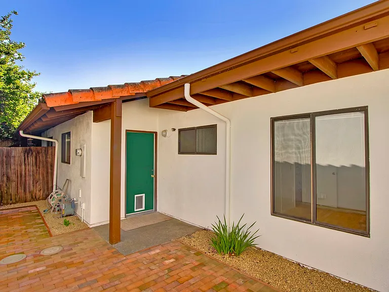 2526 Overhill Ln — Photo 3