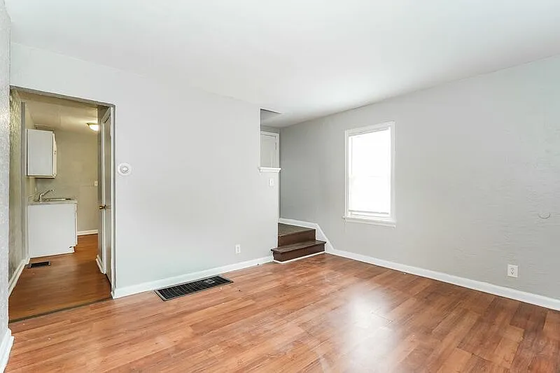 2 bed, 1.0 bath, $995 — Photo 3