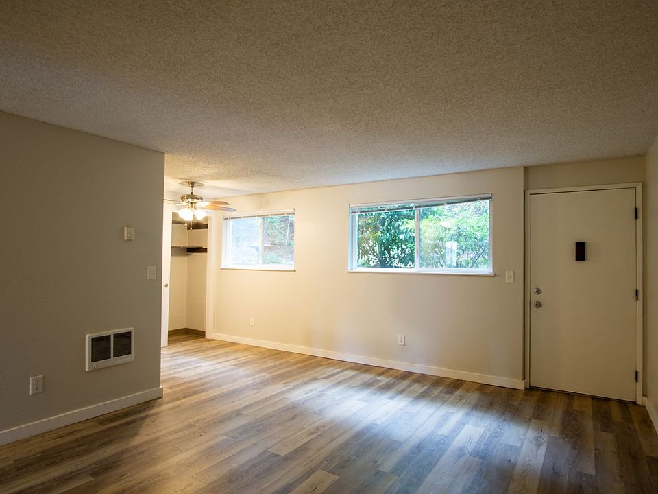 Close to the Heart of Multnomah Village! Ground Floor 2 Bdr Ready Now