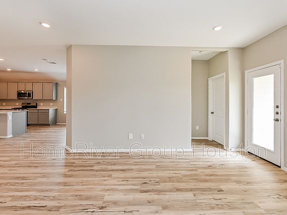 4th image of 114 Southern Red Oaks Ln
