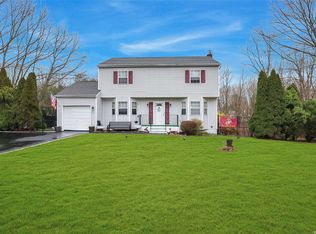 28 Park Woods Ln, Kings Park, NY 11754