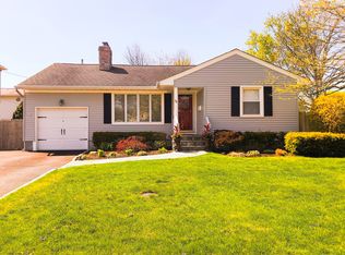 28 Newmarket Rd, Syosset, NY 11791