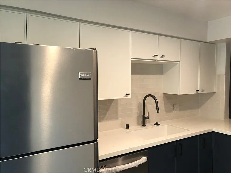3333 Primera Ave #B — Photo 8