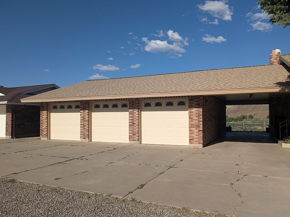 huge 3-car garage with extra storage room