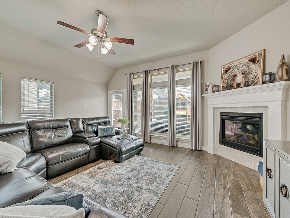 1st image of 961 Canterbury Ln