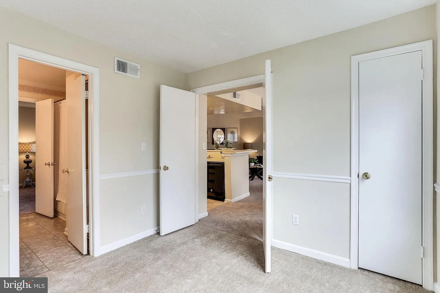 2 bed, 717 sqft, $1,750 — Photo 2