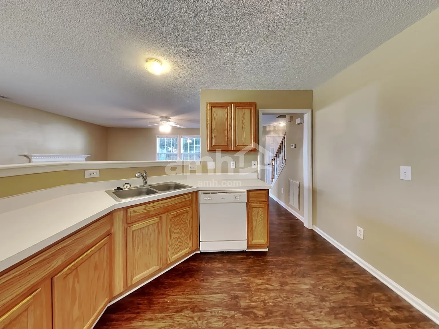 3 bed, 2.5 bath, 1726 sqft, $2,055 — Photo 4