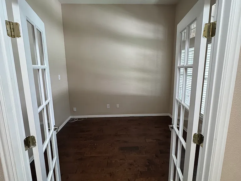14927 Riverside Dr — Photo 5